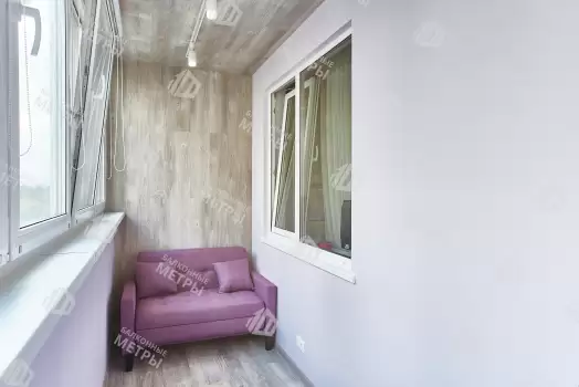 Объединение балкона с комнатой с отделкой и остеклением