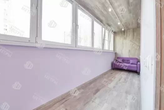 Объединение балкона с комнатой с отделкой и остеклением